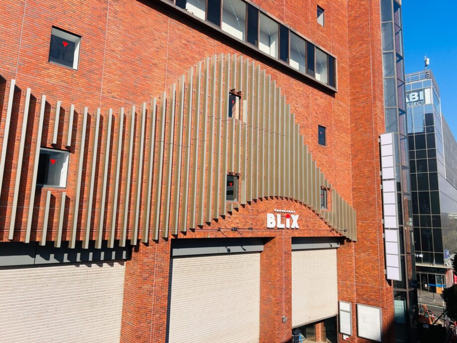 波型デザインが入った外観