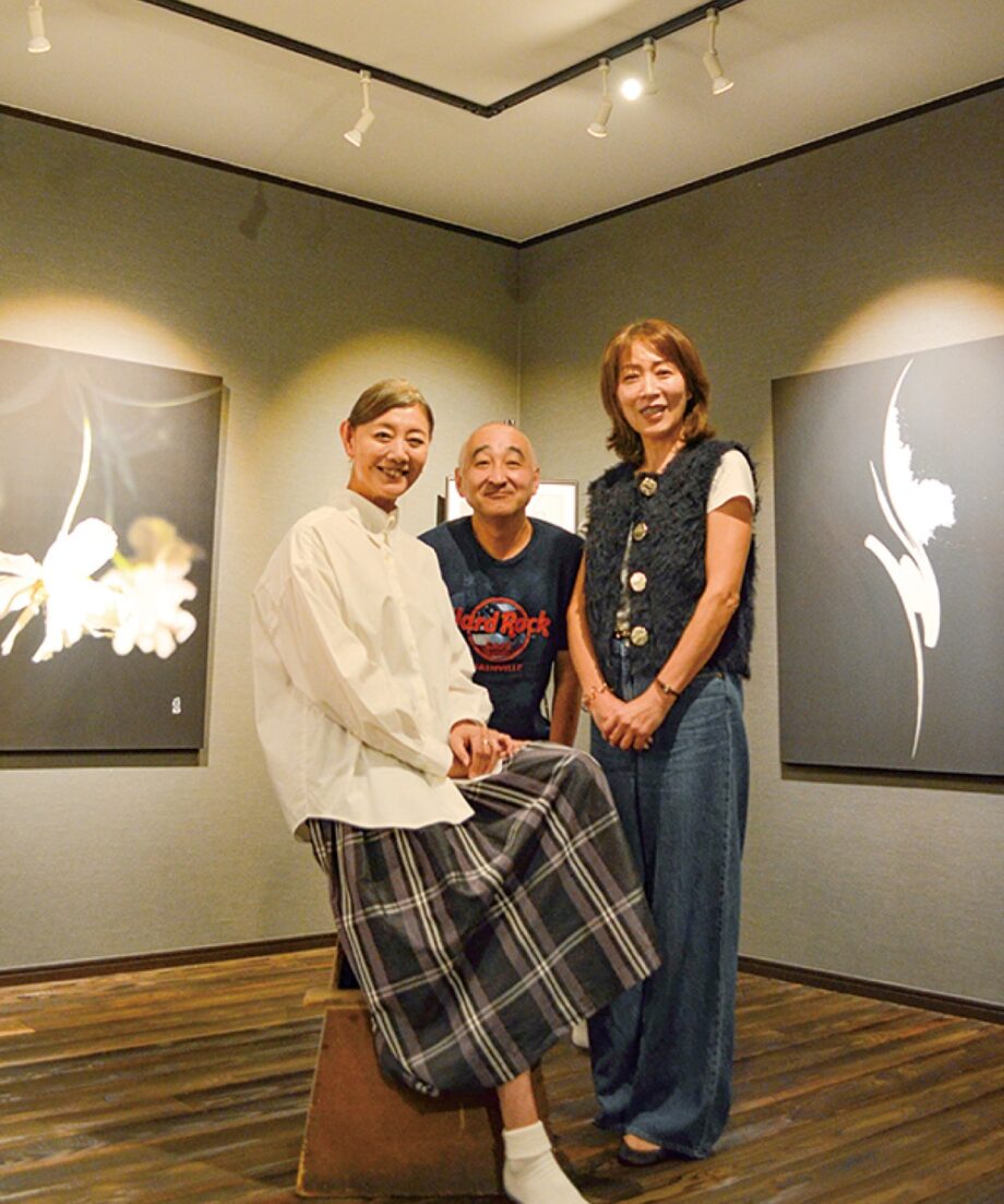 湯河原で花と書と香が融合する作品展「ＴＡＴＡＮＡＨＡＲＵ２０２５ 日々たおやか」〈１０月１４日まで〉