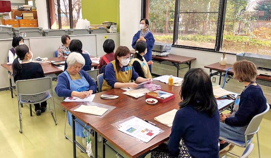 綾帯揚ストールを染め上げるー町田市大賀藕絲館で紅花餅を使った「紅花染講習会」を開催