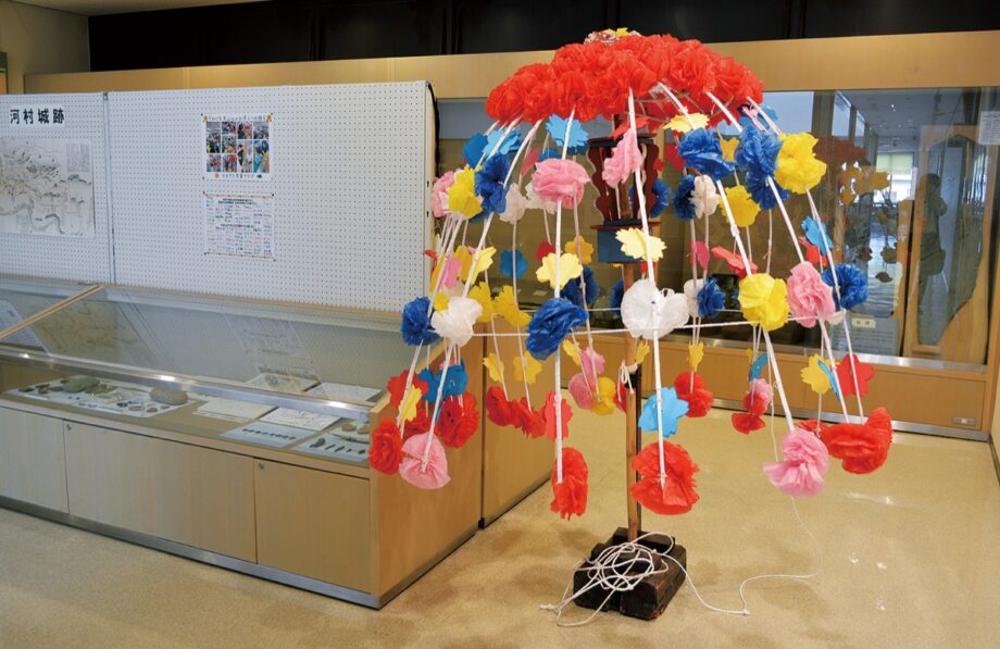 【記者のまち発見（2）】民俗芸能「山北のお峰入り」の万燈を常設展示＠山北町生涯学習センター