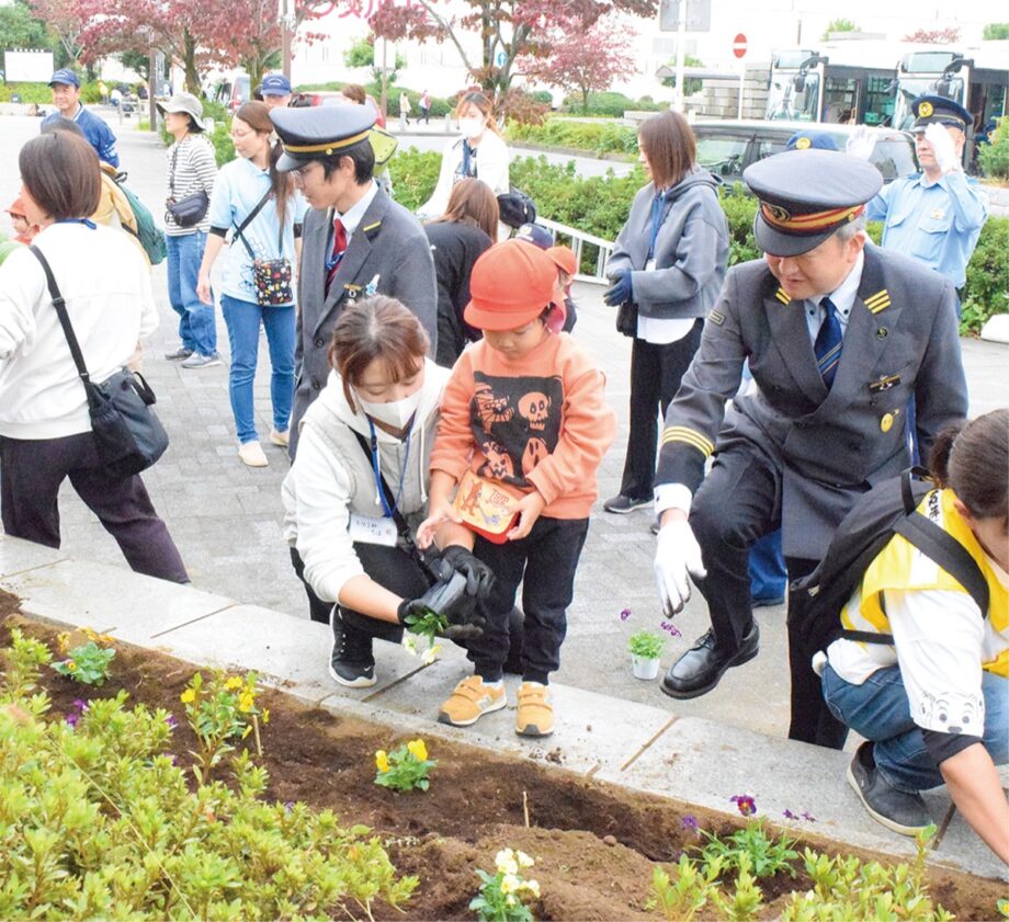 開成幼稚園の園児ら約９０人が小田急線開成駅前の花壇にパンジーやビオラを植栽！