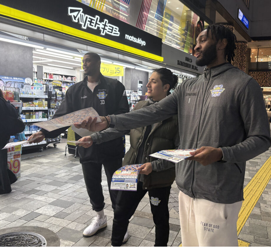 湘南ユナイテッドBC選手 「試合、観に来てね」 本厚木駅前でチラシ配布