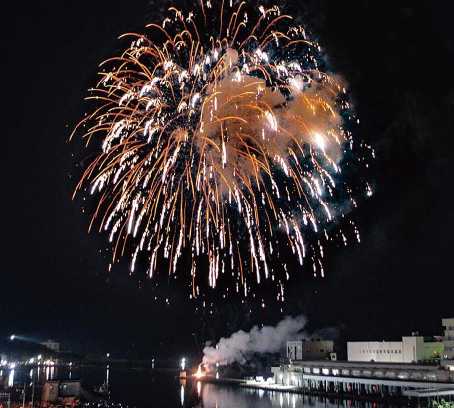 第7回三﨑・城ヶ島花火大会”1300発”が冬空染めるー港まつりも同時開催ー