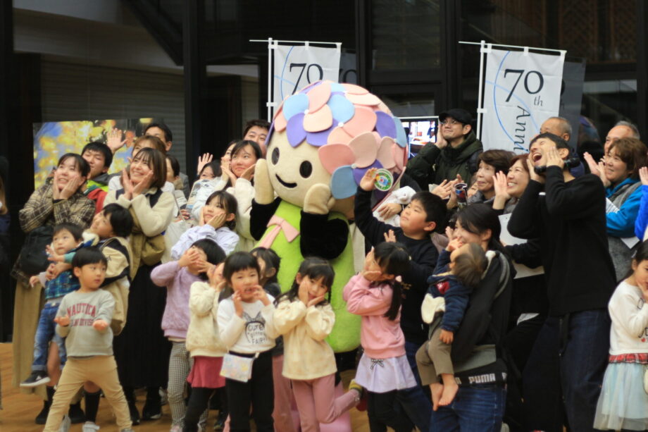 <あじさいちゃんが行くvol.2>開成町役場のイルミネーションと浅田政志さんの写真展がスタート!