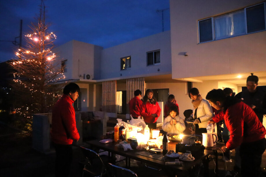 ＜2月末まで点灯中＞“もみの木”照らす住民交流パーティー　山北町・みずかみテラス冬の風物詩