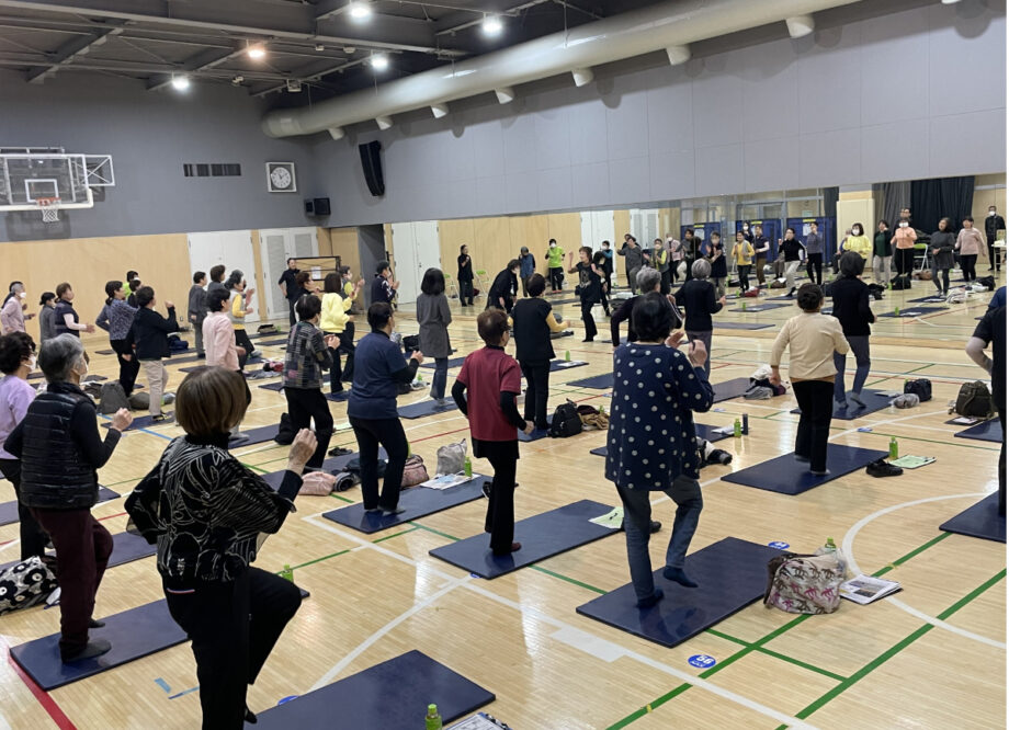 たすけあい健康講座【2025年11月13日開催】学んで動いて健康に「たすけあい講座」に40人