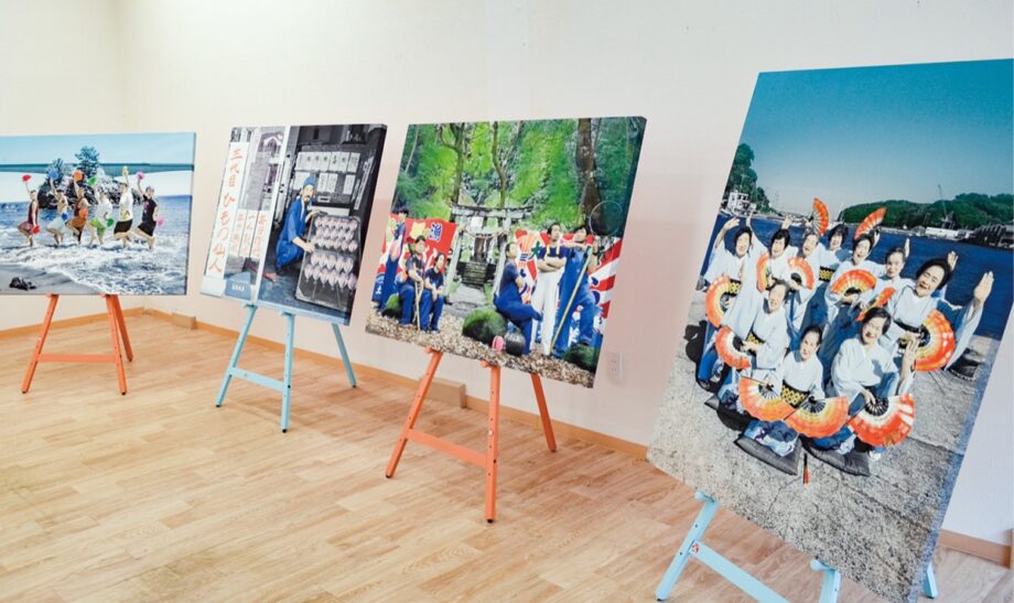 写真家・浅田政志さんが真鶴町の風景や町民の姿を撮影した写真展「カナガワポトガラヒー」開催中