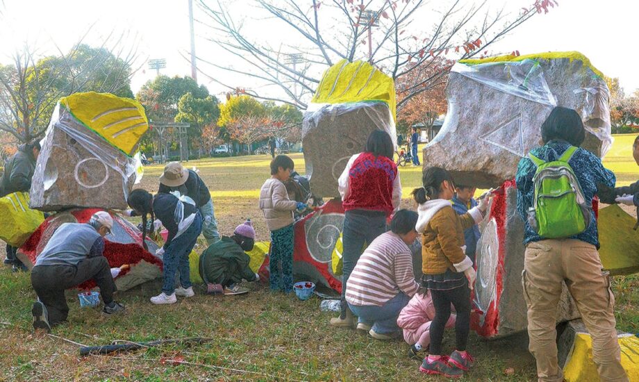 【小田原・上府中公園】公園内の野外彫刻が市民の手で再塗装され、鮮やかによみがえる