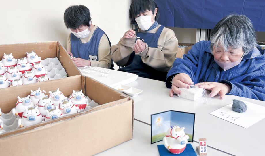 〈飛躍を願い心を込めて〉小田原・梅香園で2026年の干支「午」の手作り張子人形制作