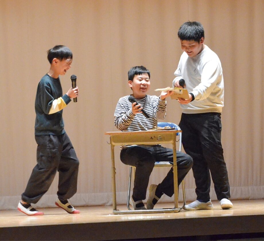 開成町立開成南小学校の児童が総合学習で「お笑い」を学び、自作ネタライブを開催