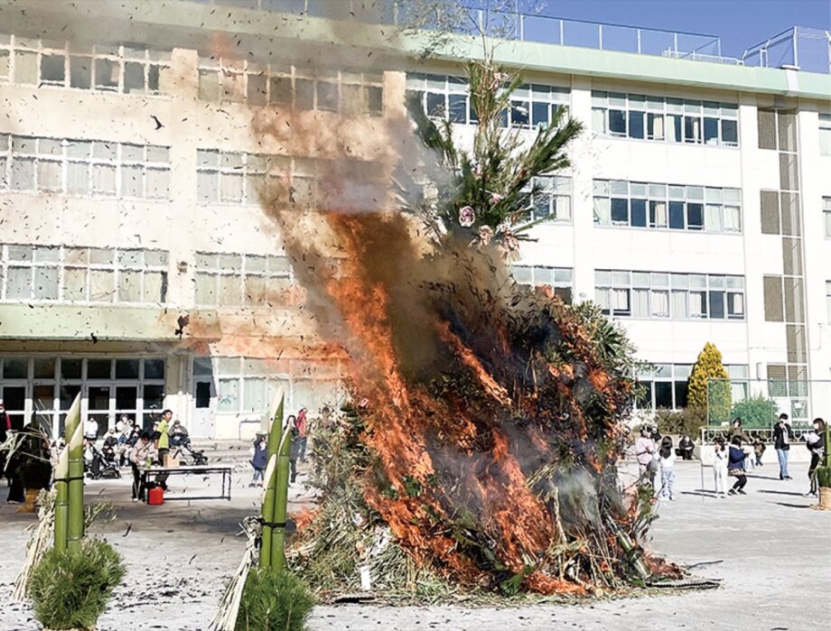 2025年１月10日　大和市立中央林間小学校の校庭でどんど焼き