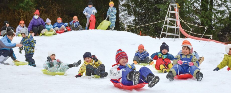 【芦ノ湖畔・箱根園】雪・そり遊びが楽しめる特設ゲレンデがお目見え！〈２月２３日まで〉