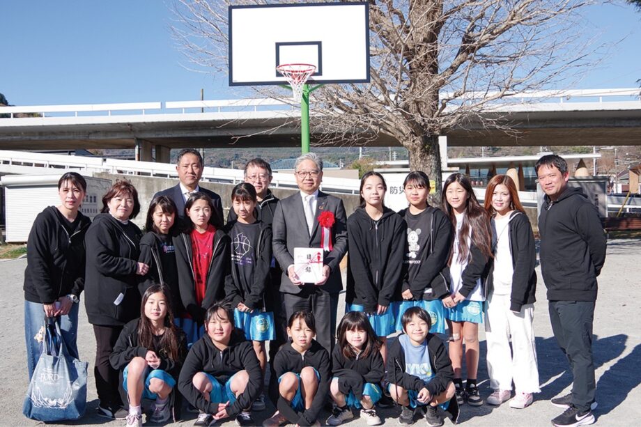 小田原市早川ミニバスケットボールクラブが地元の公園にバスケットボールゴールを寄贈