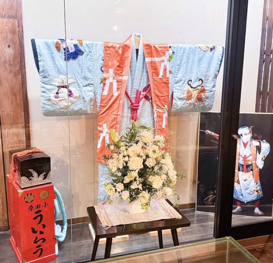 小田原ういろう本店で歌舞伎俳優12代目市川團十郎さん偲び「外郎売」の衣装を展示〈2月10日まで〉