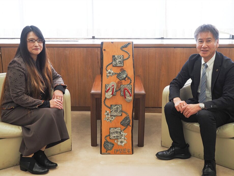 中村綾也さん伊勢原市に作品寄贈　伊勢原の情景、金属工芸で表現