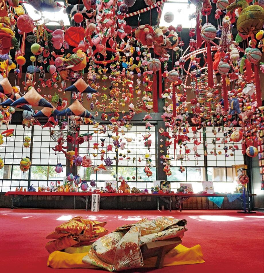 館内彩るつるし雛(びな) 愛川町 山十邸で展示中