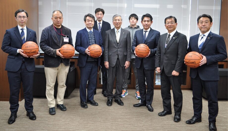 湘南ユナイテッドＢＣと４社 バスケットボール２５０個寄贈