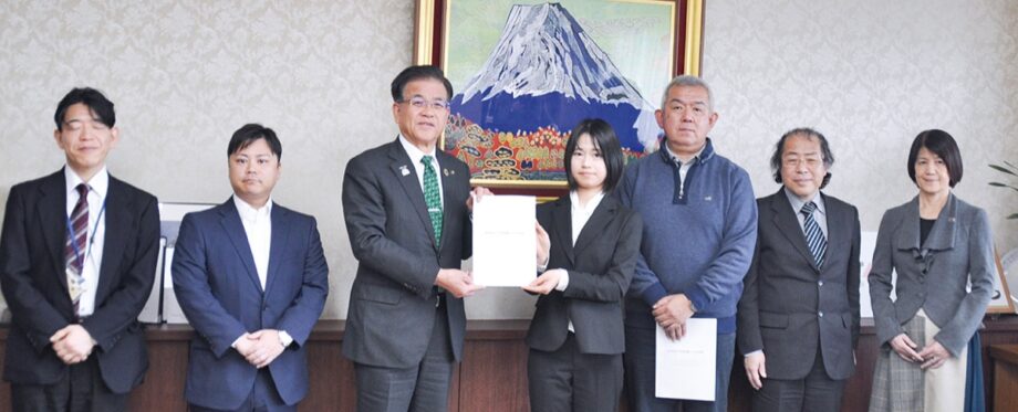 脱炭素へ市民目線で提案 秦野市民会議メンバーが市長へ