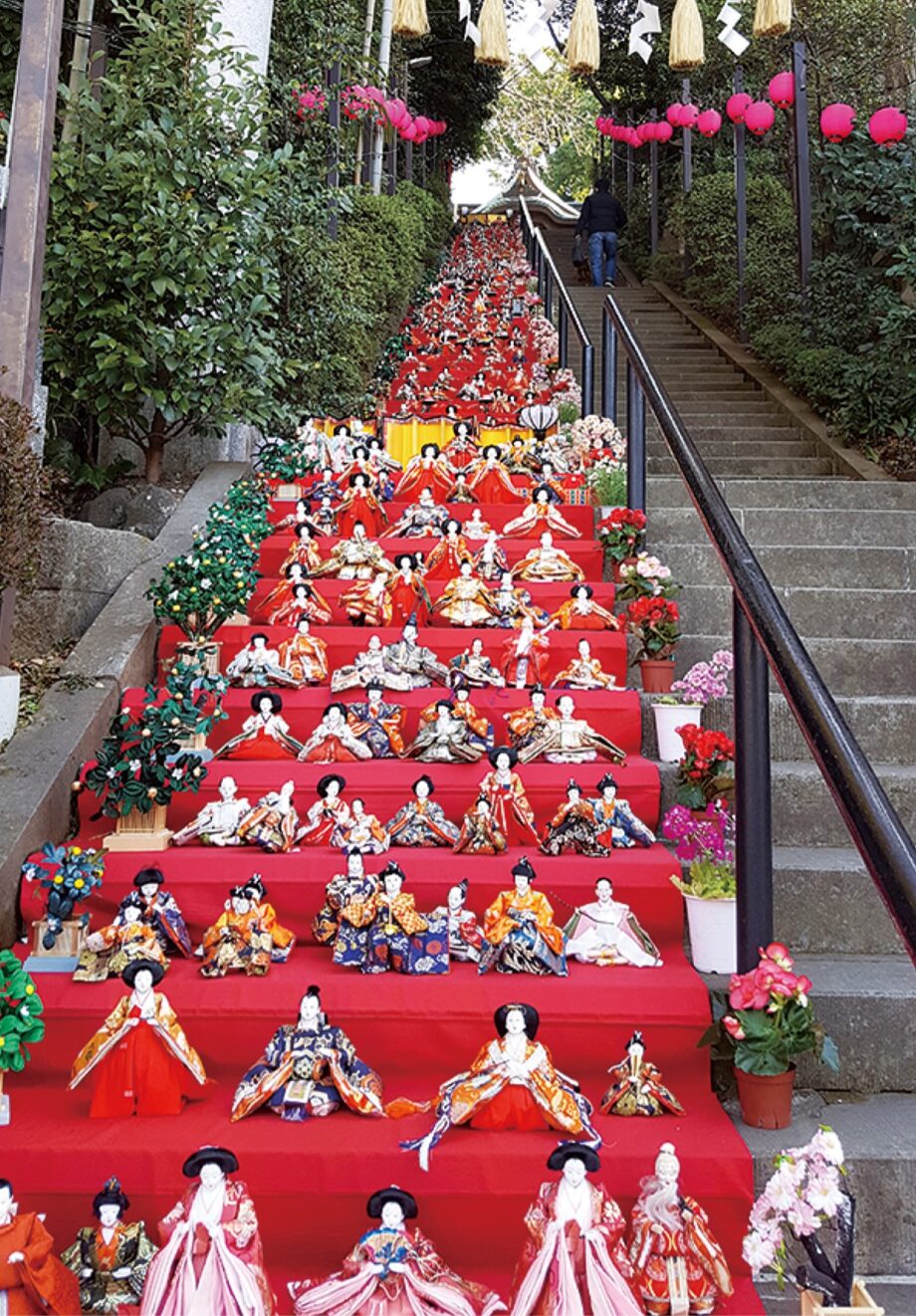座間神社で２月28日から３月３日まで　千体のひな人形が石段に　