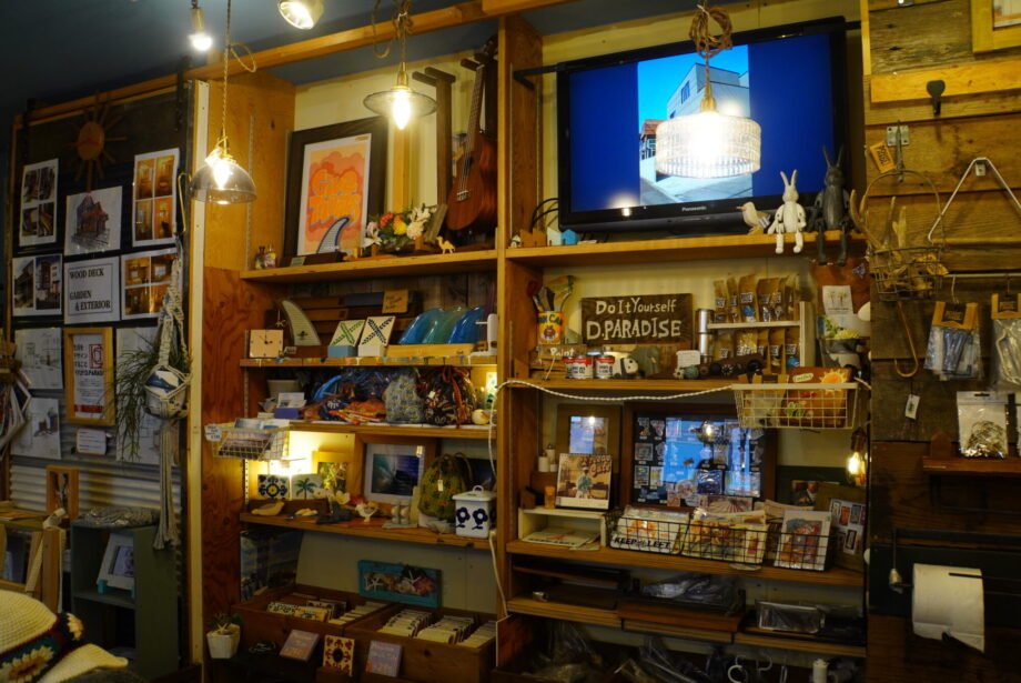 おしゃれな作品が並ぶ店内