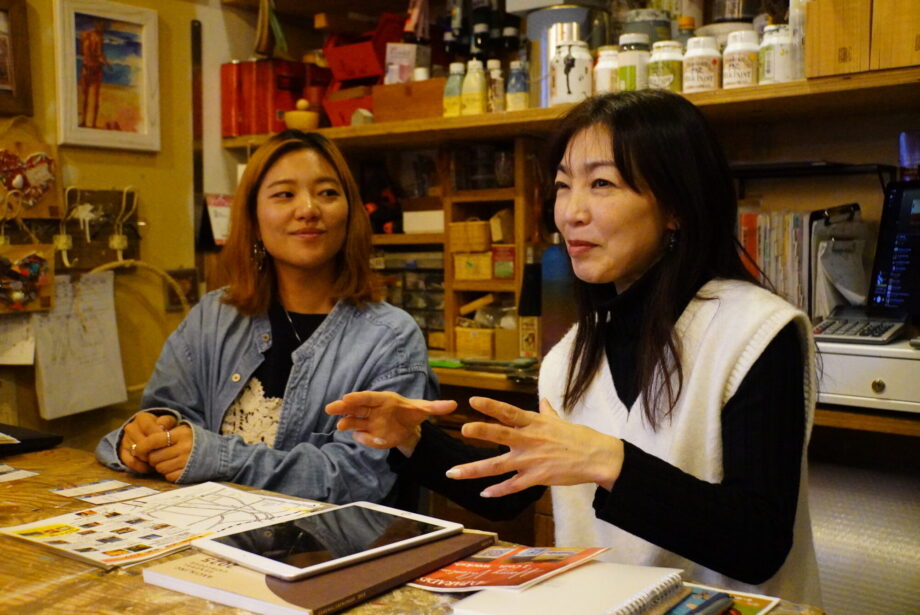 スタッフの山口さん(左)と嘉村さん(右)