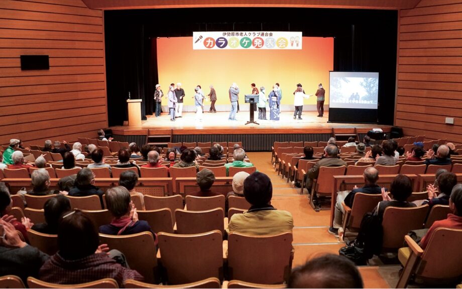 伊勢原市老人クラブ連合会がカラオケ大会で親睦