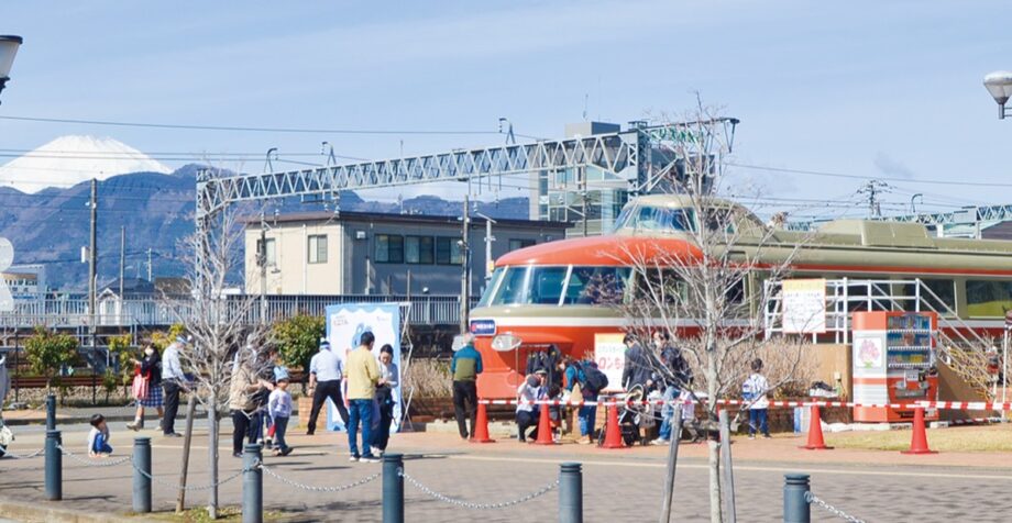 開成駅前第２公園に展示されているロマンスカー「ロンちゃん」６０歳祝う！