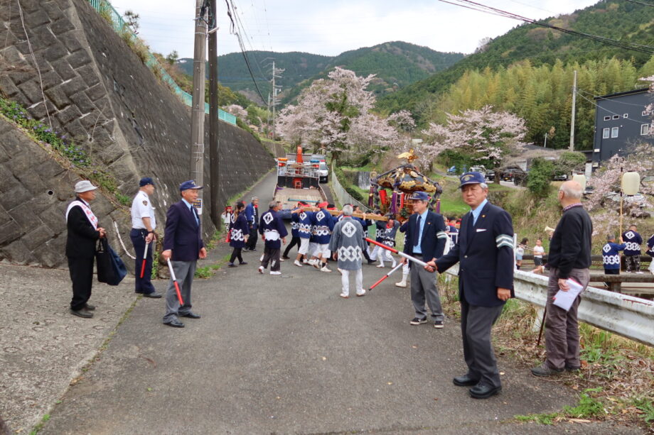 花鳥神社での神輿誘導