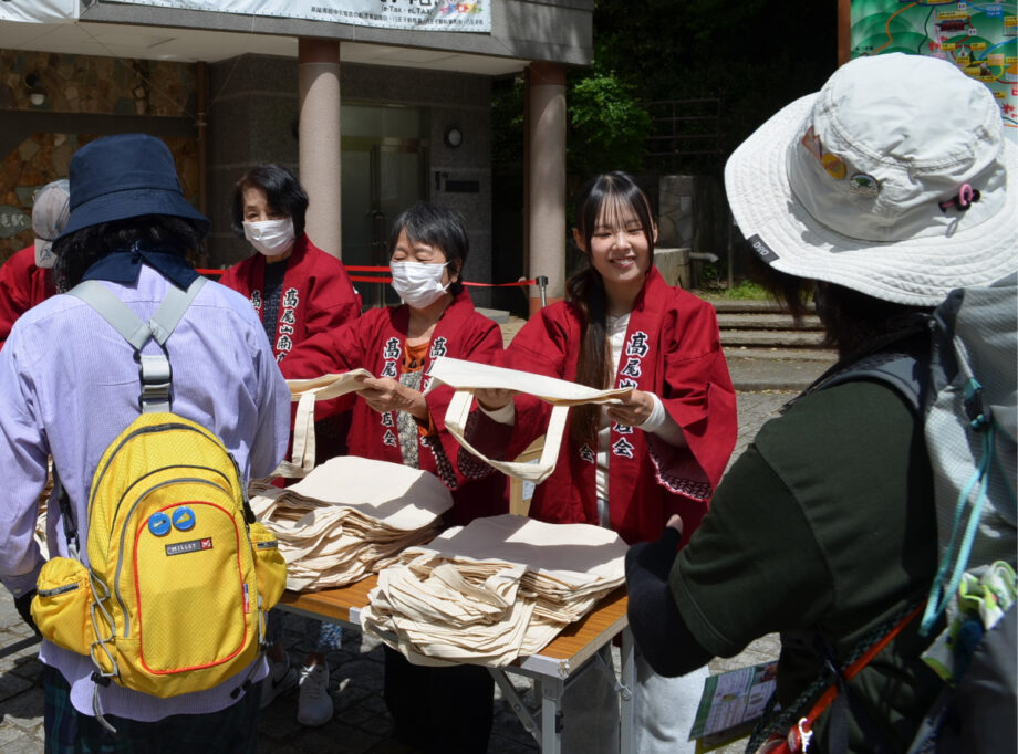 高尾山では５月31日（日）まで「高尾山若葉まつり」が開催中　オリジナルエコバッグの無料配布も