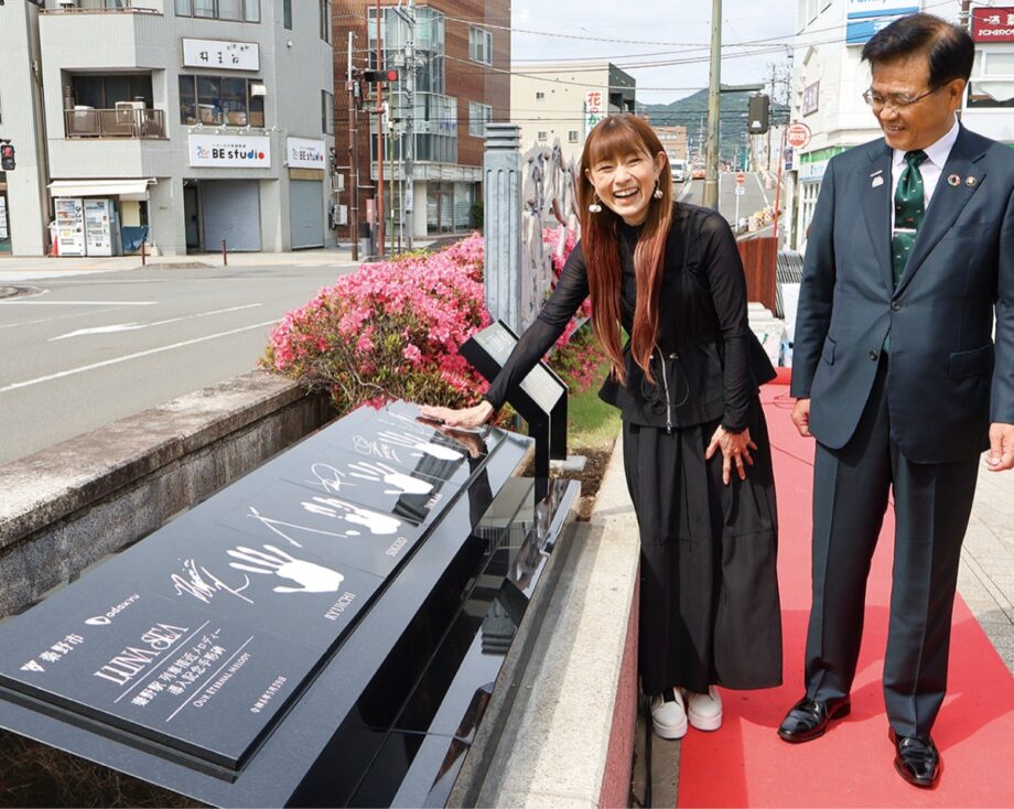 秦野駅北口まほろば大橋に「LUNA SEA」手形碑が完成　