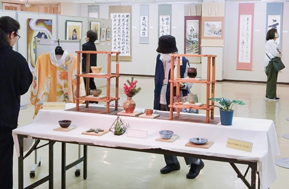 横須賀市シルバー人材センター「第6回文化展」会員の力作が並ぶ