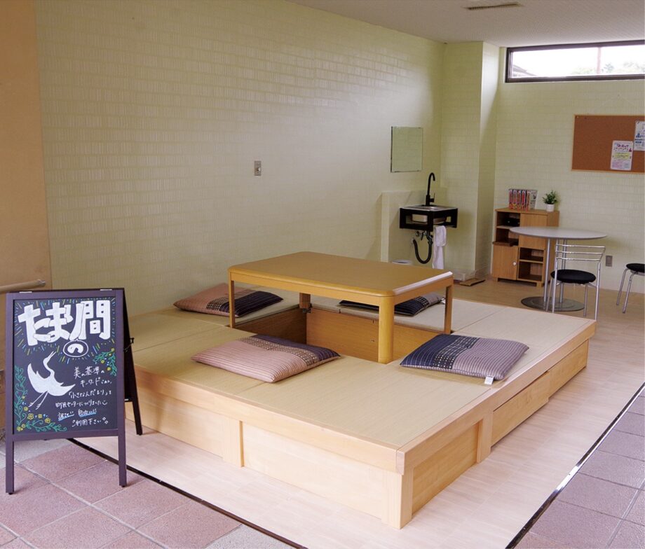 〈真鶴町の小さな人だまり事業〉町民センター内の旧喫茶コーナーを改修し「たまり間」としてオープン