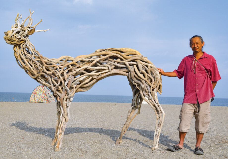 三浦海岸アートフェスティバル 流木用いた富松さんの作品も 2026年8月30日まで