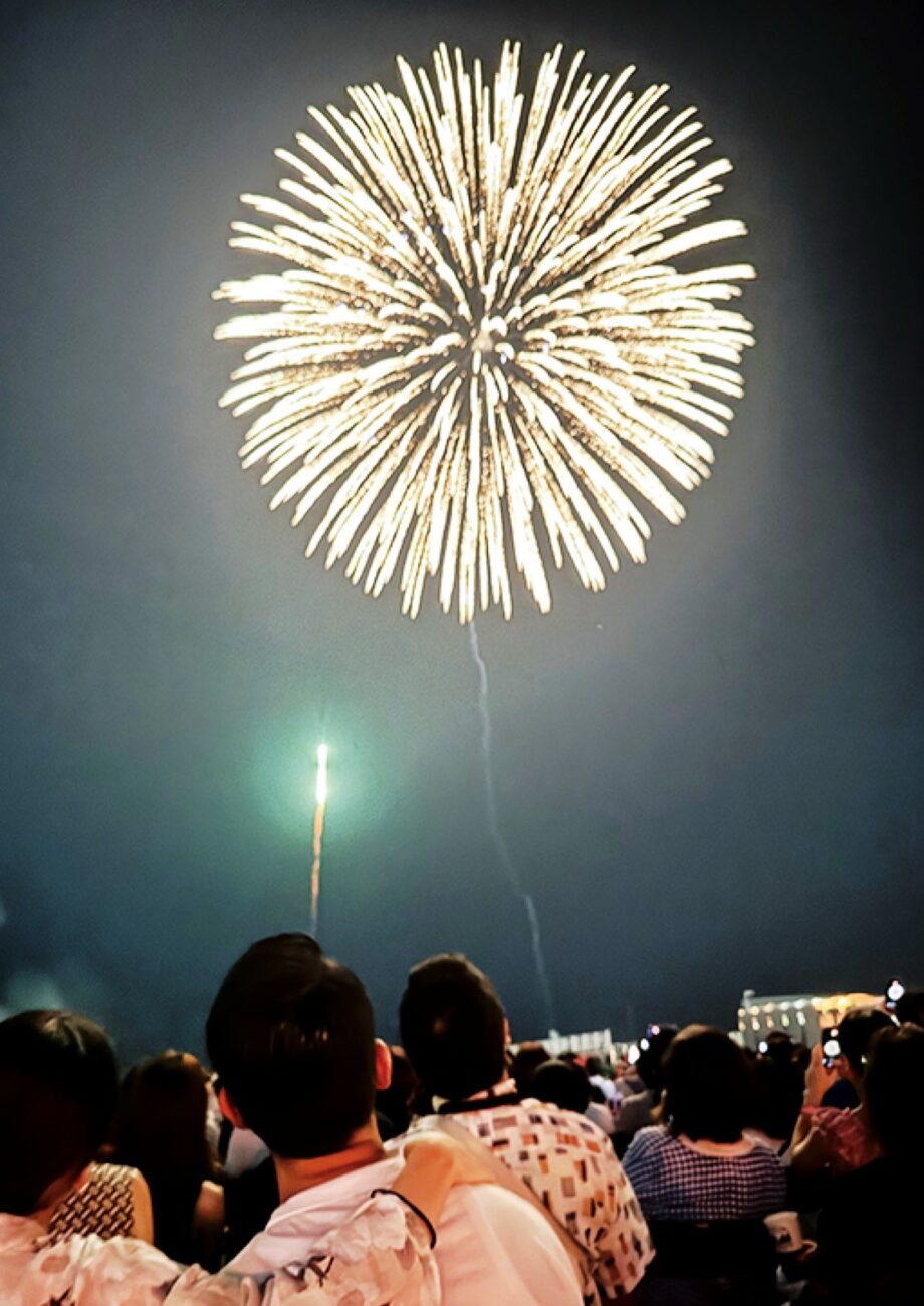 【第74回湘南ひらつか花火大会】8月28日(金) 夜空彩る3000発!見どころはスターマイン@平塚市