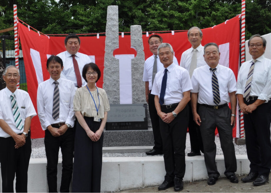 秦野高校100周年記念碑がお目見え　伝統を未来へつなぐため