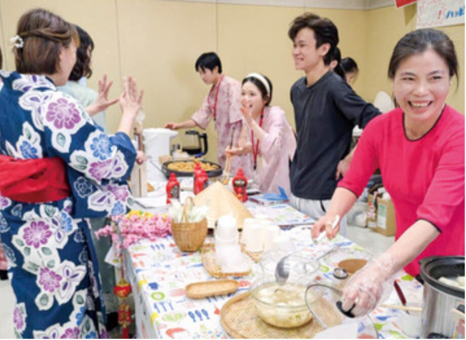 綾瀬市役所の広場で10月10日、ベトナムフェスタ開催