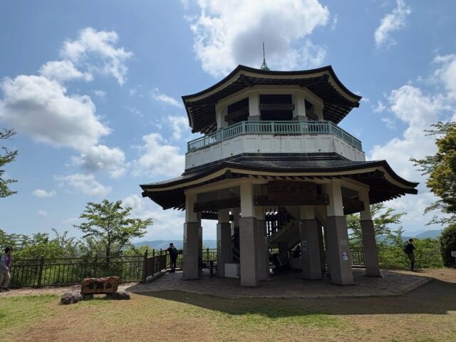 GWが明け本格的な新緑シーズンとなりました⛰️
弘法山公園はハイキングを楽しむのにぴったりの低山です🥾

権現山からは富士山、弘法山からはスカイツリーと抜群の眺望🌳
鳥のさえずりも楽しみながら、ご家族やご友人と満喫してください🎶

#秦野 #丹沢 #登山 #表丹沢 #秦野丹沢まつり #秦野山旅 #秦野観光 #富士山 #春 #ハイキング #温泉 #観光 #photo #hadano #camera #japan #spring