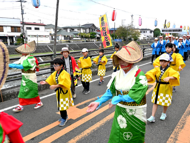 秦野市に在住・在学の小中学生の皆さん！
秦野たばこ祭のメインイベントのひとつ
『たばこ音頭パレード』で
踊ってみませんか？
参加者にはもれなく、パレードで着用したオリジナルハッピをプレゼント🎁

現在、参加してくれる小学1年生～中学3年生の方を大募集中です😊

【練習日程】
7/26（土）・8/6（水）・8/24（日）・9/20（土）
13時半～15時＠本町公民館

9/4（木）
13時半～15時＠西公民館

【パレード】
9/28（日）
13時20分～15時20分＠市内目抜き通り

お申込みは
☎0463-82-9648（秦野市観光振興課）
または
『秦野たばこ祭　募集』で検索🔎

応募締め切りは8/29（金）です
たくさんのご応募、お待ちしております🏮

#秦野たばこ祭 #祭り #たばこ音頭パレード #参加者募集中 #花火 #祭り好きな人と繋がりたい #祭り好き #花火を独り占め #花火大会 #表丹沢 #秦野山旅 #丹沢 #登山 #森林観光都市 #秦野 #秦野観光 #ハイキング #温泉 #観光 #photo #hadano #camera #japan #spring #trip